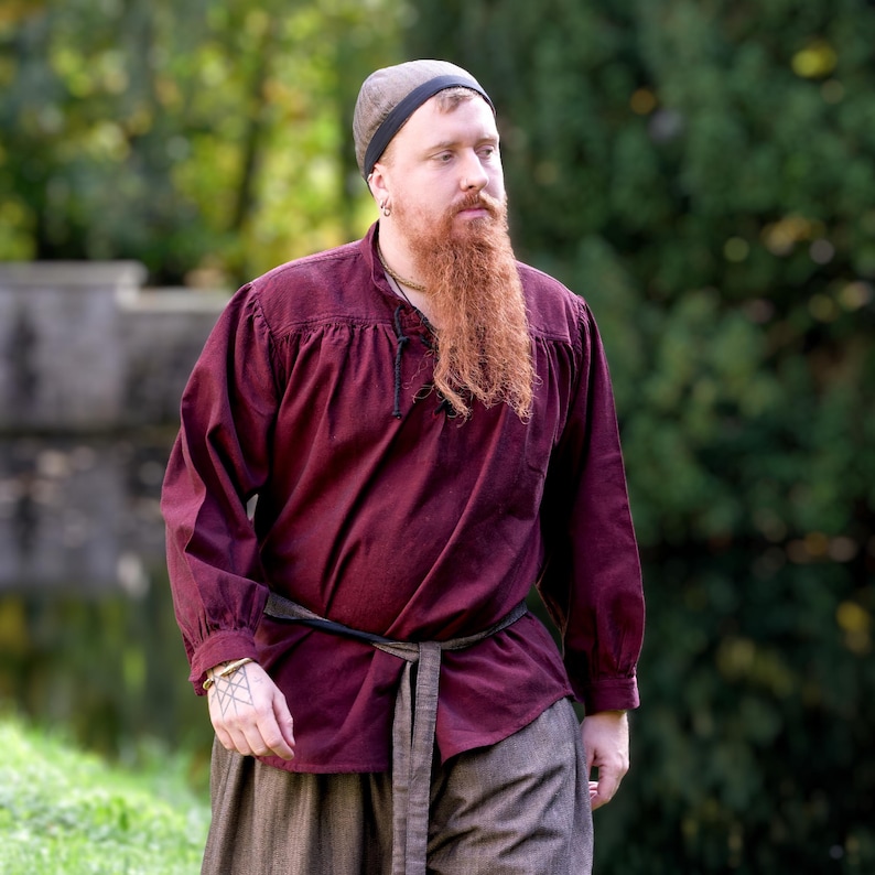 Camisa medieval com cadarço em algodão Artus | Camisa de pirata medieval para LARP | Camisa pirata com mangas bufantes com cadarço e gola alta | Manto HEMAD Red
