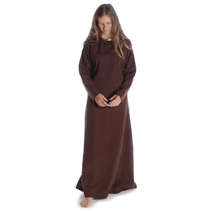Könnte beinhalten: Ein langes, braunes, schlichtes Kleid mit langen Ärmeln. Das Kleid ist aus einem weichen, gewebten Stoff.