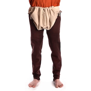 Könnte beinhalten: Braune Leinenhose mit einem beigefarbenen Leinen-Schrittschutz. Die Hose ist in der Taille gerafft und hat einen Kordelzug.