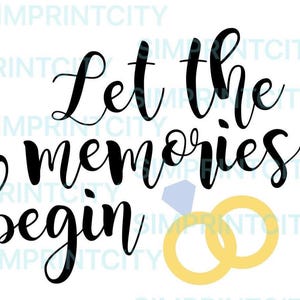 Peut inclure: Sur fond blanc, l'inscription « Let the memories begin » en écriture noire. Deux alliances dorées et une bague en diamant bleu clair sont en dessous. Image pour annonces de mariage ou de fiançailles.