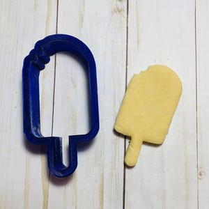Popsicle met een bijtkoekjessnijder