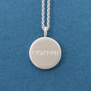 Wegbegleiter,  Anhänger mit isländischen Runen und Worten, 925/... Silber, 13mm x 1,5mm