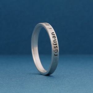 Handgefertigter Ring mit isländischer Redewendung oder eigenen Worten (Buchstaben), 925/... Silber, Breite ca. 2,8mm
