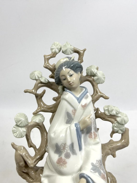 Figurine-geisha Porcelain Sculpture by LLADRO -  Canada