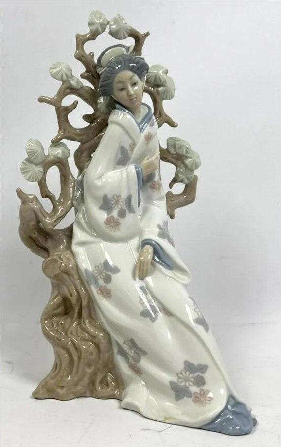 Figurine-geisha Porcelain Sculpture by LLADRO 