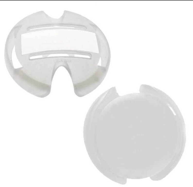 Pu&ograve; includere: Due coperchi in plastica bianca per un oggetto rotondo. Un coperchio ha una fessura con un'etichetta bianca. L'altro coperchio &egrave; pieno.