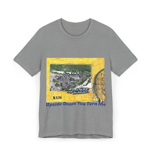 Maglietta con scritta "Roller Coaster Adventure" / T-shirt con grafica divertente per gli amanti dei parchi di divertimento, "Upside Down You Turn Me", regalo per gli amanti del brivido, unisex [...]
