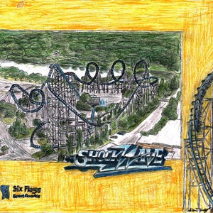 Könnte beinhalten: Eine handgezeichnete Illustration einer Achterbahn namens "Shockwave" im Six Flags Great America. Die Achterbahn ist in einem blau-schwarzen Farbschema mit gelbem Hintergrund dargestellt.