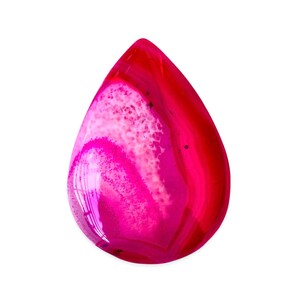 Può includere: Una pietra preziosa di agata rosa con vortici bianchi e rosa e una forma a goccia.