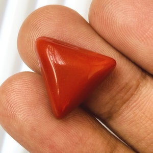 Forme d'un billion de pierres précieuses de corail rouge 100 % naturelles (munga italienne) Taille-15 x 15 x 8 mm Cts-12,60 Belle pierre précieuse naturelle et (cadeau supplémentaire)