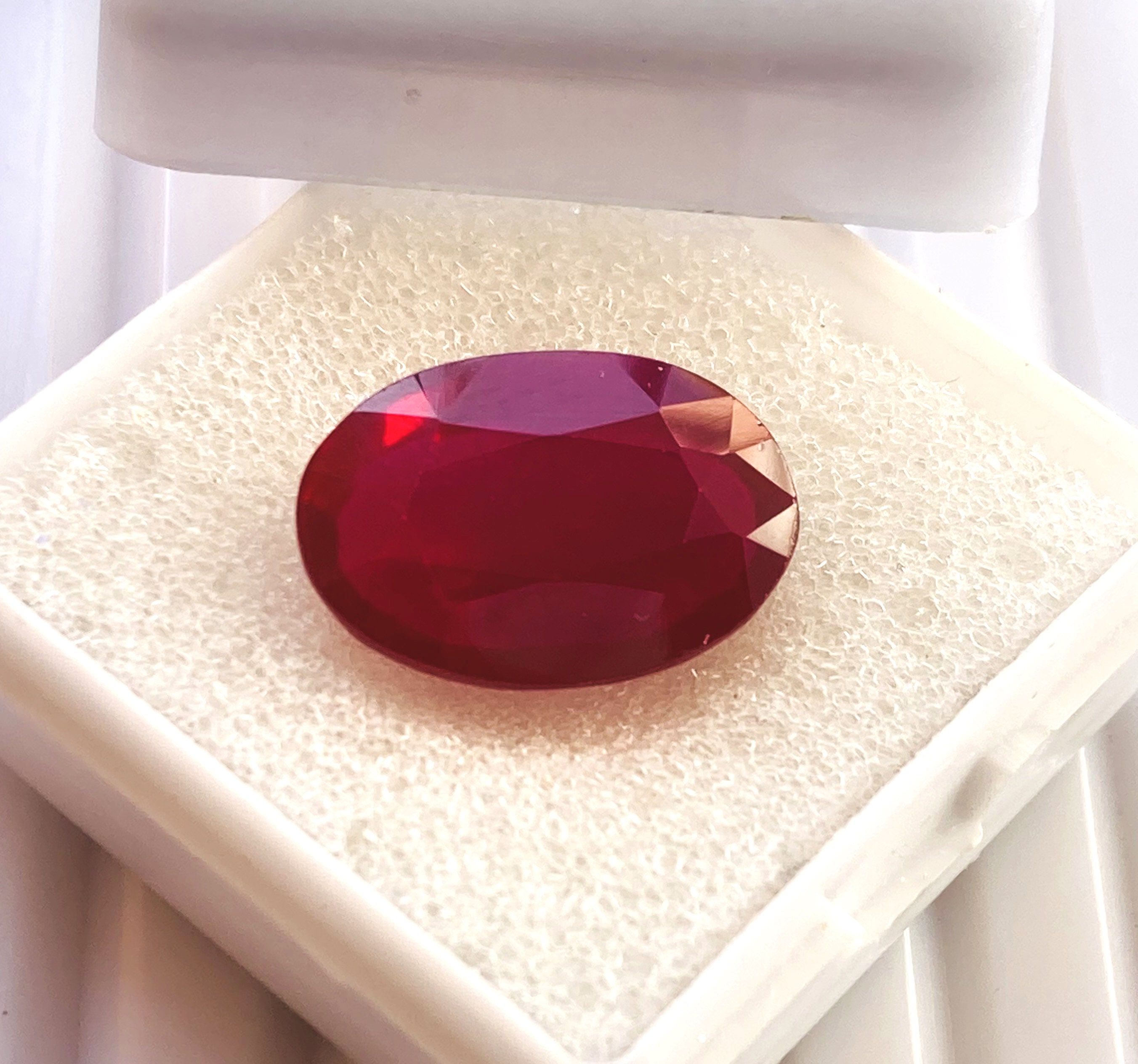 Rubis Naturel Birman 31 Carats – Certifié AGL – Rouge Chic – Non Traité