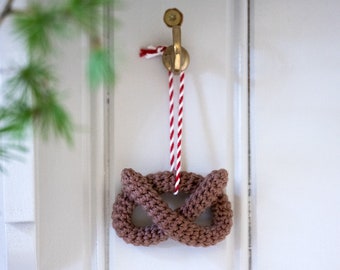 Christmas pretzel - Crochet pattern
