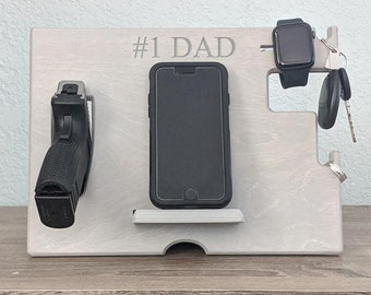 Base de carga para armas Base de carga de madera personalizada Soporte para teléfono móvil Mesita de noche con forma de arma Soporte para armas Regalo para papá Regalo de graduación para novio