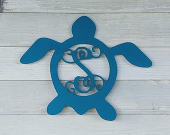 Colgante de puerta con monograma de tortuga marina: Arte mural costero de 56 cm (22")