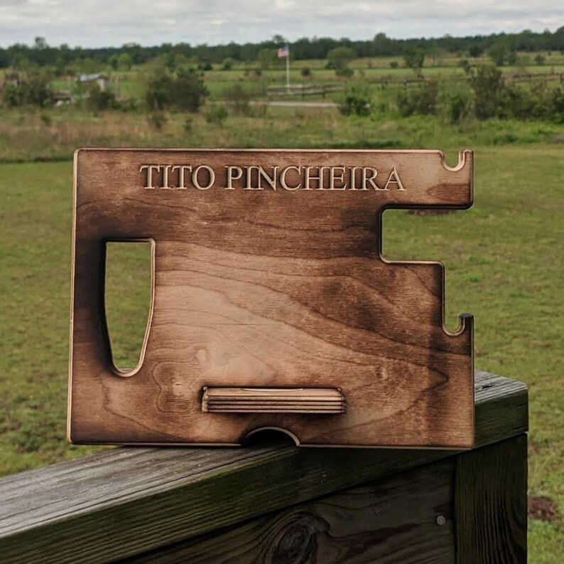 K&ouml;nnte beinhalten: Ein Holz-Telefonst&auml;nder mit einer personalisierten Inschrift, die "TITO PINCHEIRA" lautet. Der St&auml;nder hat eine dunkelbraune Beize und eine hellbraune Holzmaserung.