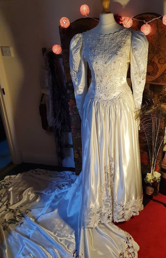 Spectacular Genuine 1980s Vintage Ivory Beaded Lac