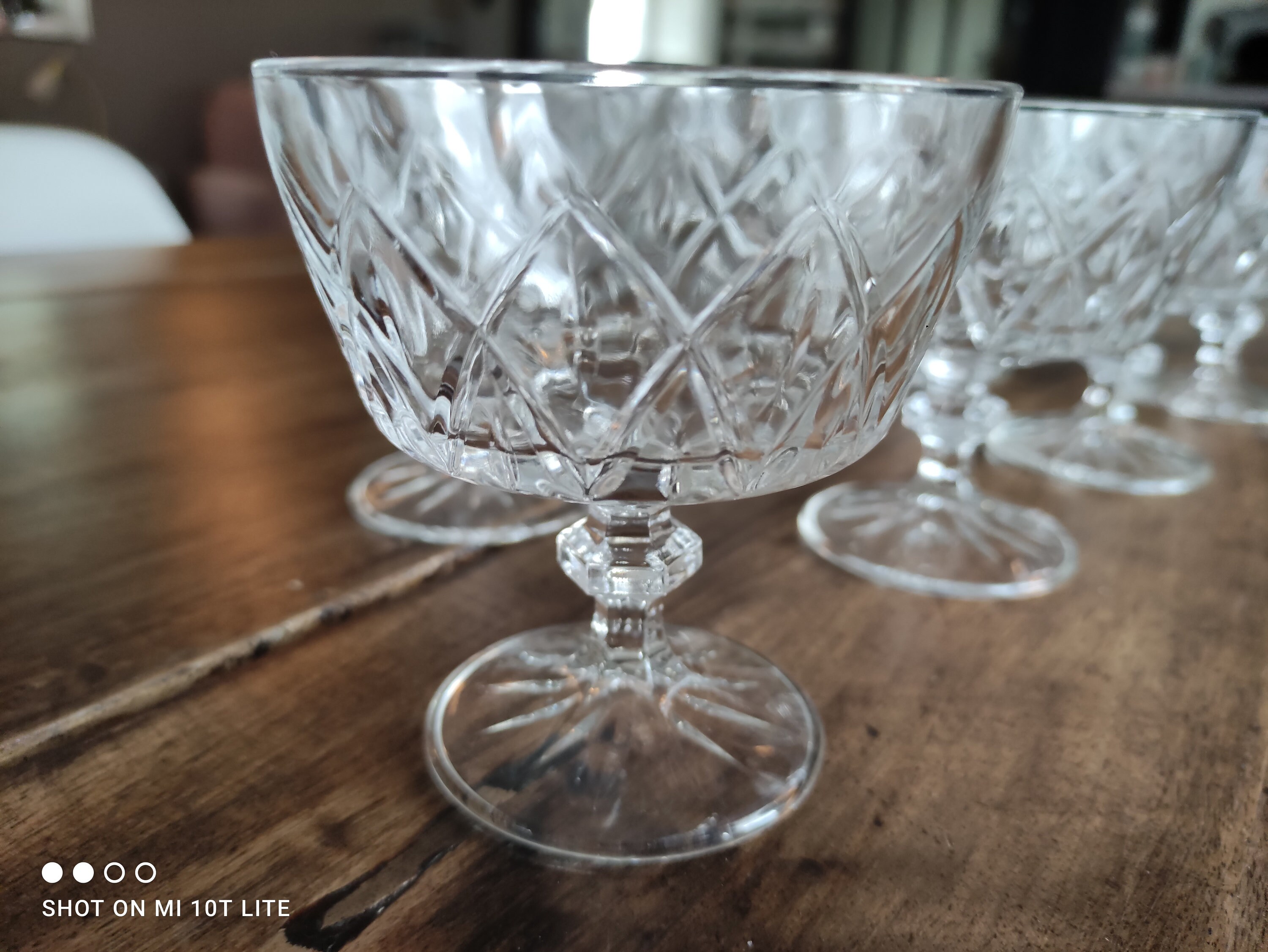 Lot de 10 Coupes à Champagne Vintage en Verre Moulé