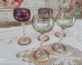 Lot de 5 verres à liqueur arlequins pied tourné et liseré doré