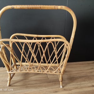 Large vintage 60s magazine rack in light honey rattan