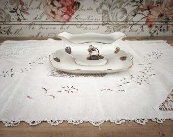 Saucière sur dormant en porcelaine de Limoges décor panier d'hortensias
