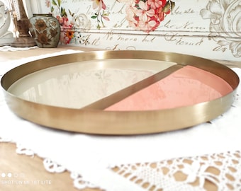 Round tray in brass and old pink and beige lacquer