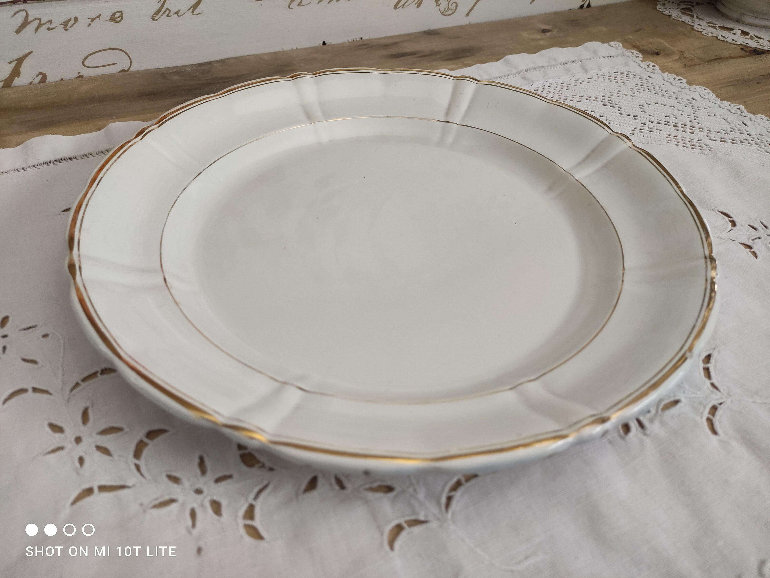 Plat Rond Niederweiler en Faïence Blanche Liseré Doré