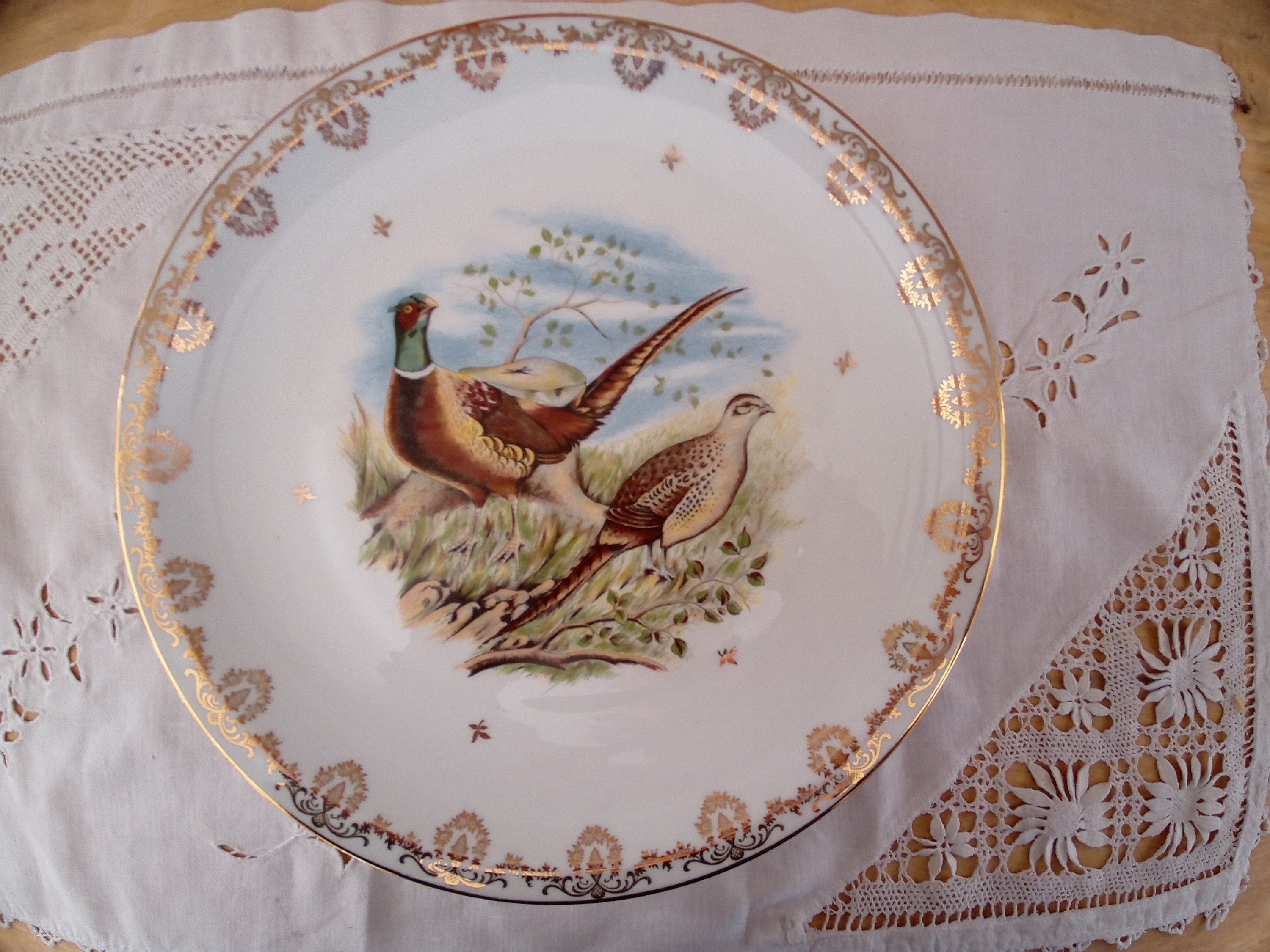Grand Plat Rond en Porcelaine de Limoges Haute Epoque Lp Décor Réservé Motif Faisans