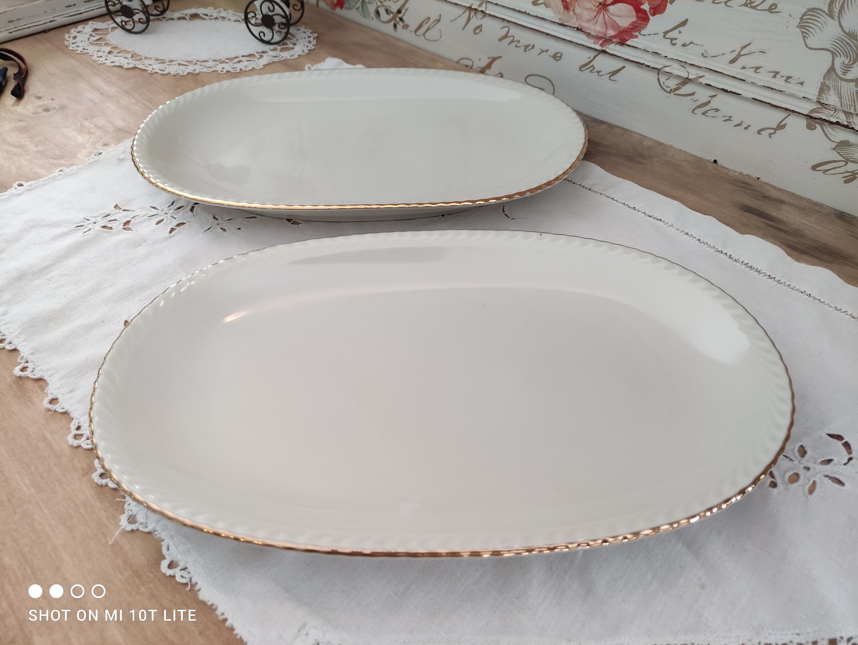 Lot de 2 Plats Ovales Identiques en Porcelaine Bavaria Beige Liseré Doré Modèle Jutta