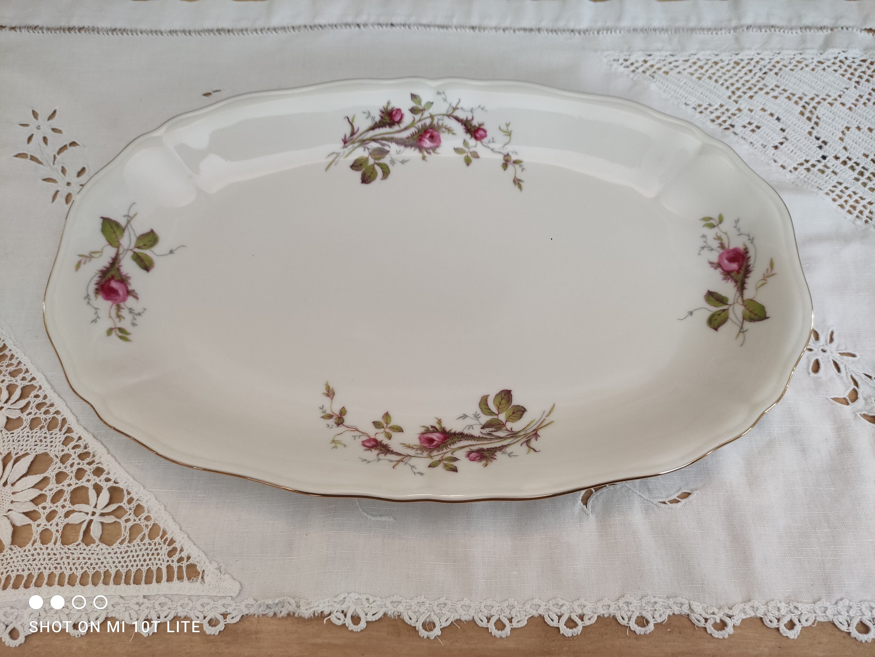 Grand Plat Ovale en Porcelaine Bavaria Crème Décor Roses Anciennes et Liseré Doré
