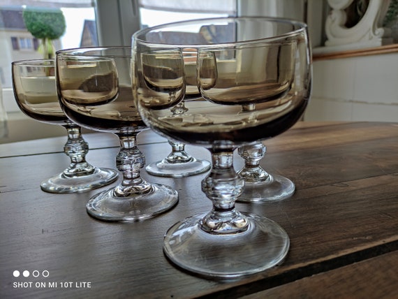 Lot de 5 coupes à champagne vintage buvant en verre fumé et pied  transparent hexagonal -  France