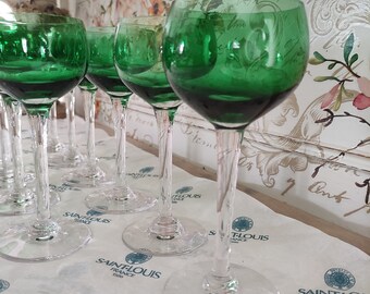 Lot de 12 verres à vin estampillés Saint-Louis buvant vert forêt