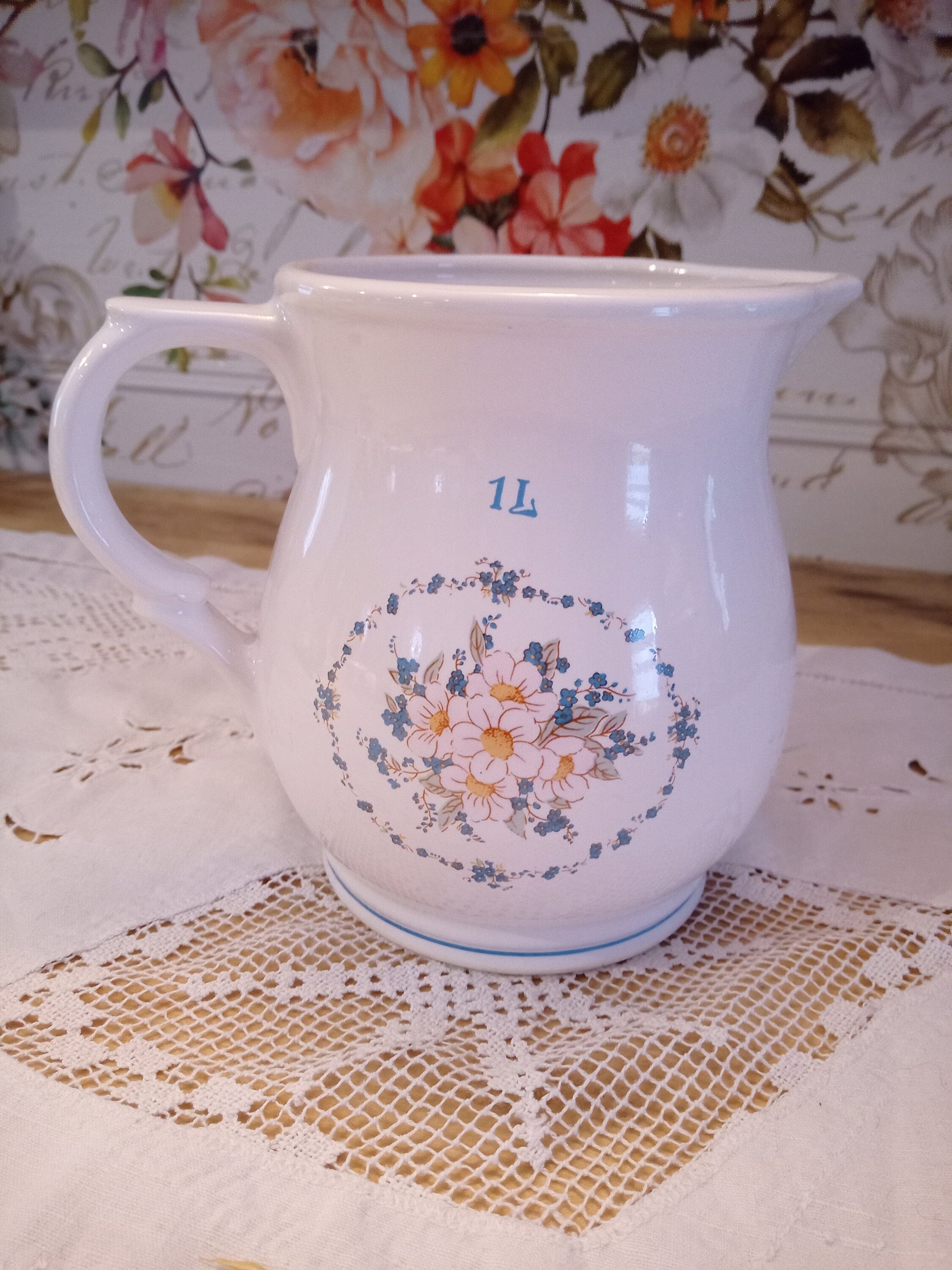 Pichet, Cruche, Carafe en Céramique Blanche Décor Fleurs Bleues Mention 1L
