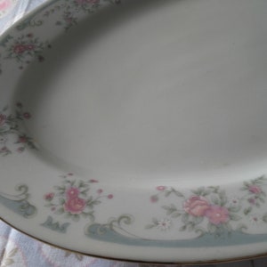 Oval dish decorated with delicate flowers