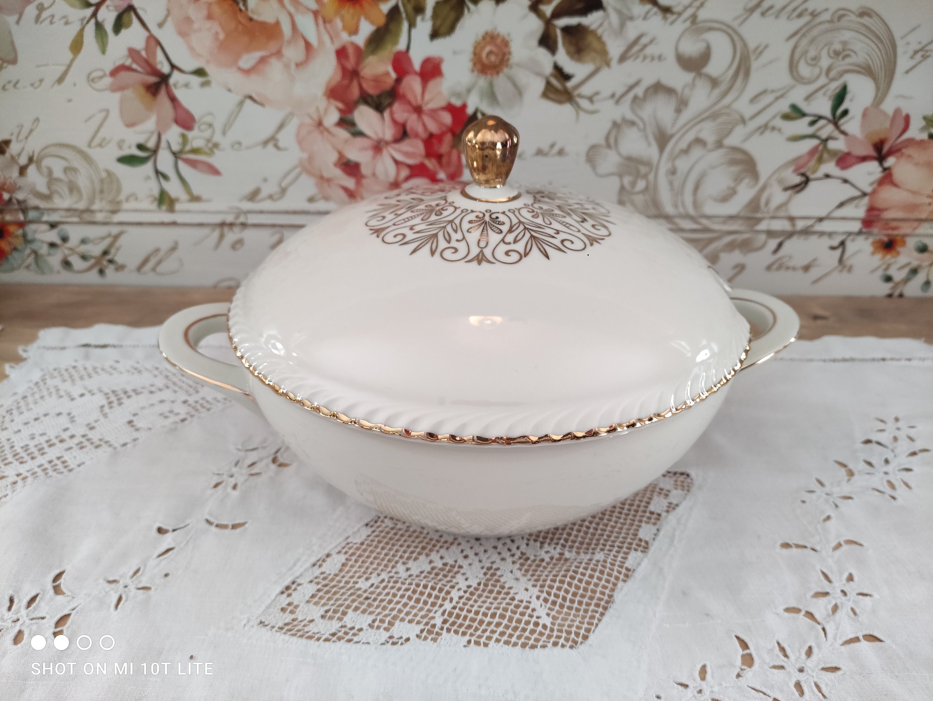 Soupière en Porcelaine Bavaria Beige Décor et Liseré Doré Modèle Jutta