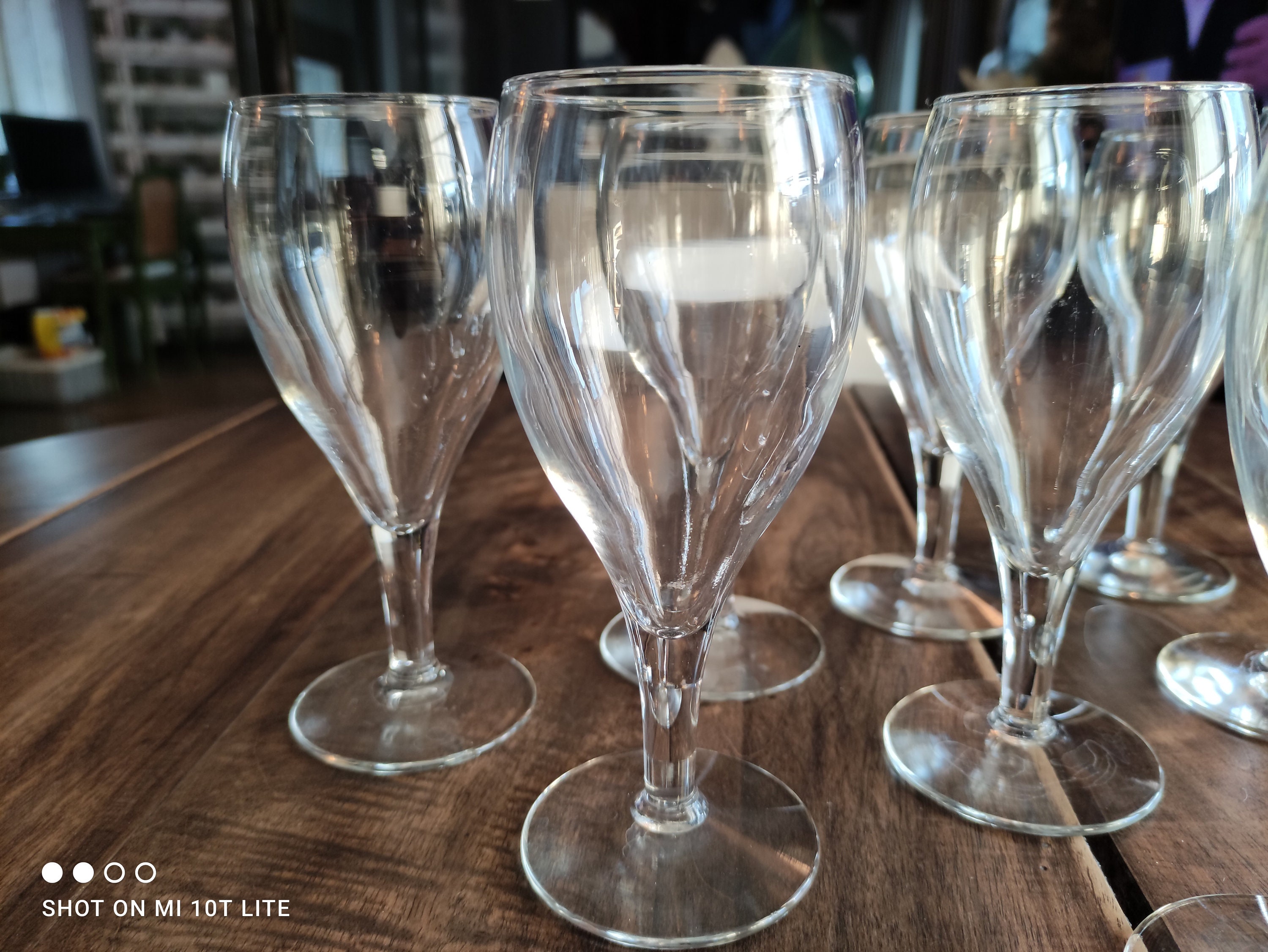 Lot de 8 Verres à Vin en Verre Ancien