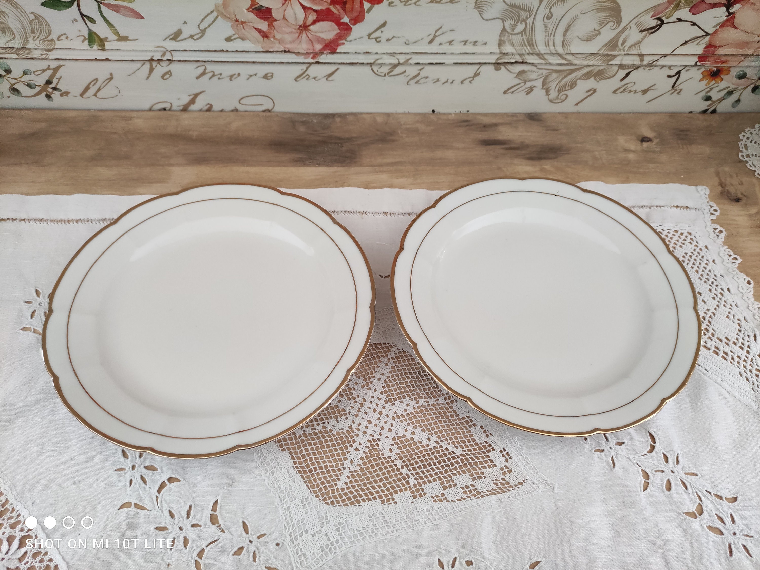 Lot de 2 Assiettes Présentation sur Piédouche en Porcelaine Blanche France Double Liseré Doré