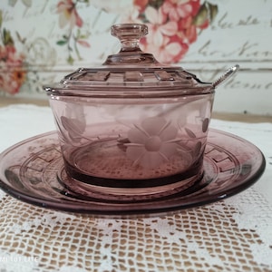 Plum glass sugar bowl with chiseled floral decoration on removable frame