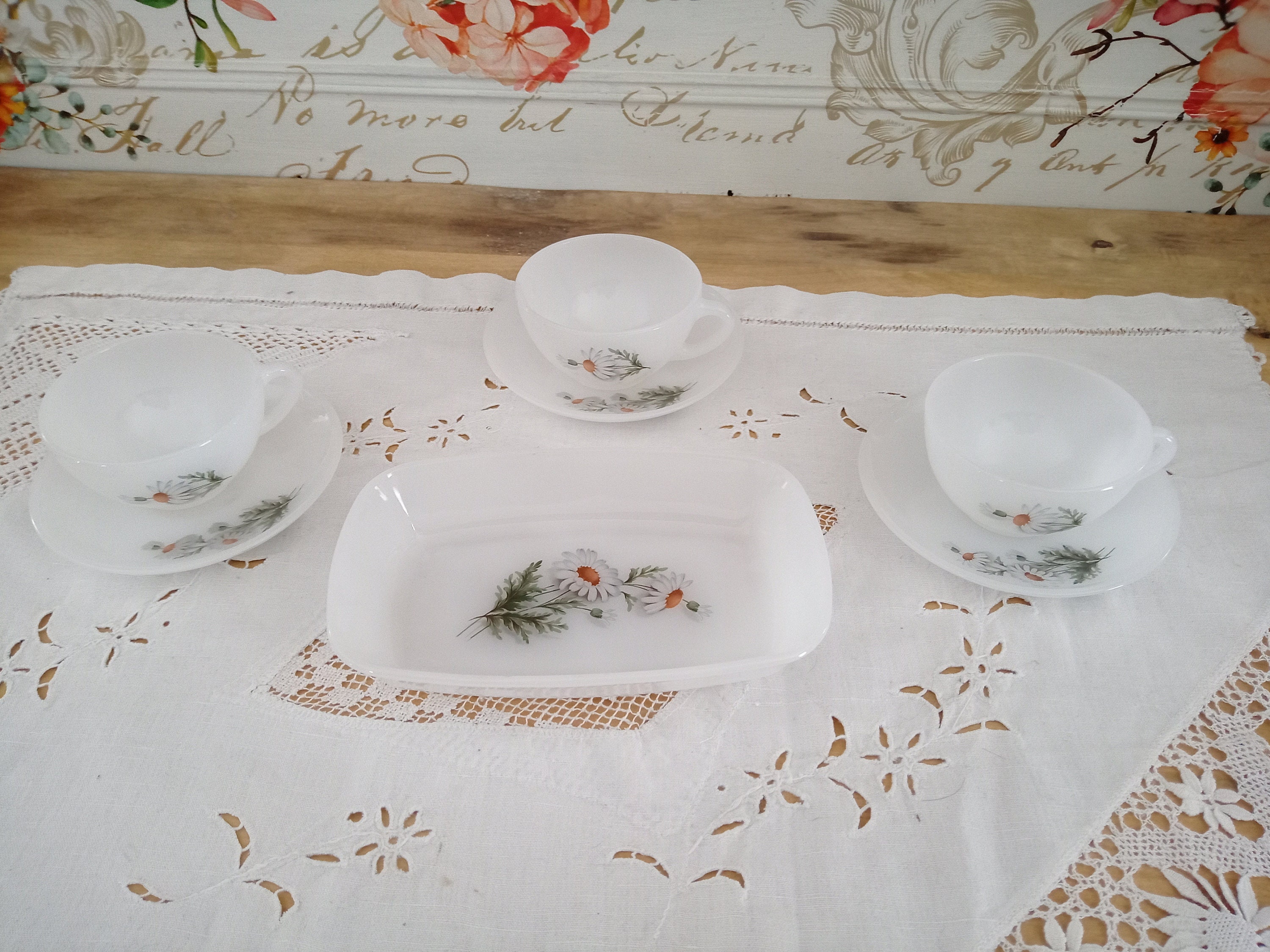 Set de 3 Tasses à Café et Sous-Tasse avec Ravier Pour Biscuits Arcopal France Modèle Marguerites