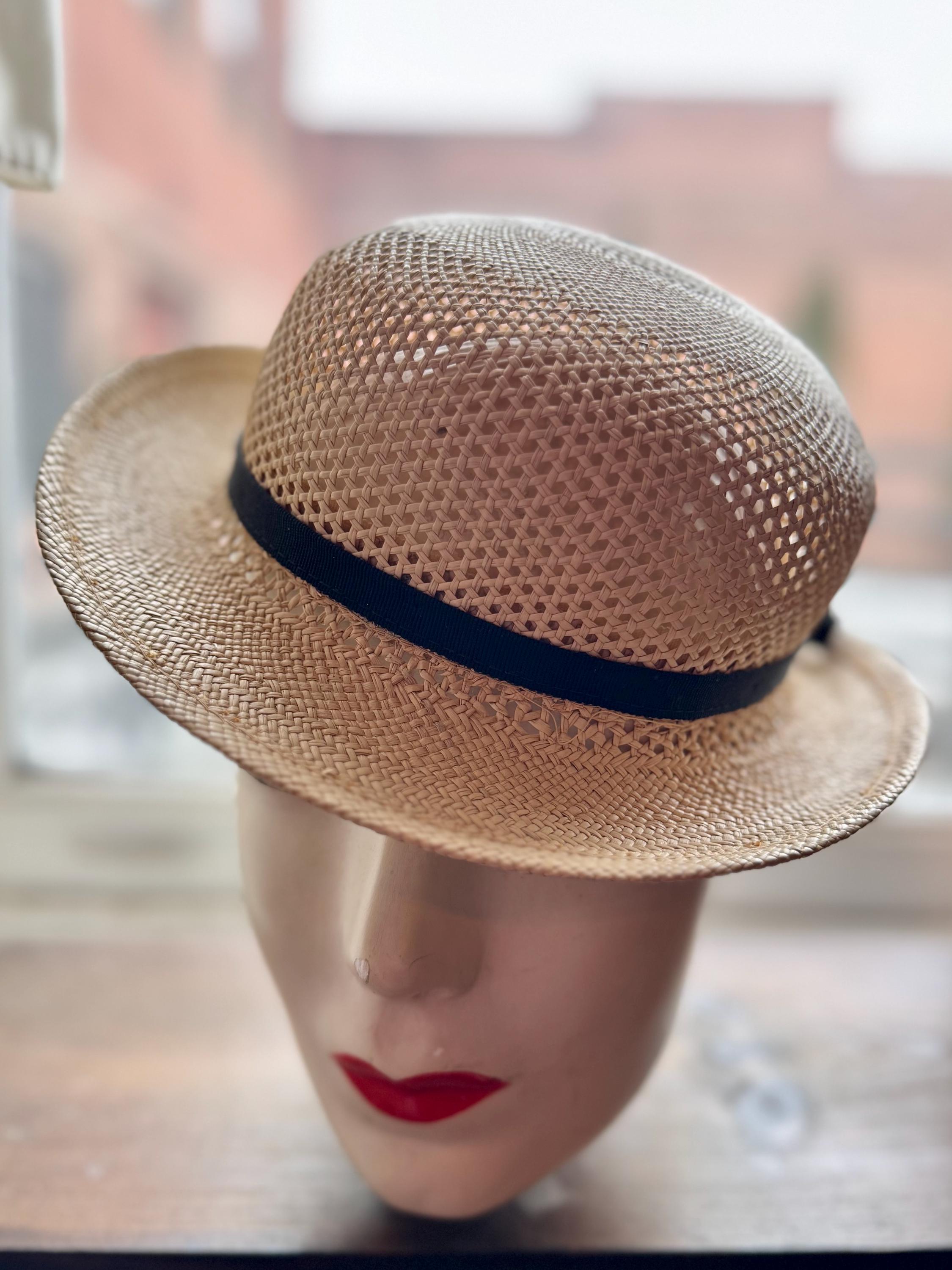 GORGEOUS TAN STRAW 1930s\' TOY TILT HAT BITH BROWN GROSGRAIN TRIM Vintage 1930s Brown Straw Tilt Hat S M L – Poppy main image 4
