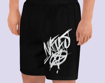 Puede incluir: Shorts deportivos negros con un diseño gráfico blanco que dice "NASTY" en una fuente estilizada.