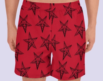 Puede incluir: Shorts deportivos rojos con un patrón de pentagrama negro que presenta una cabeza de cabra dentro de cada estrella.