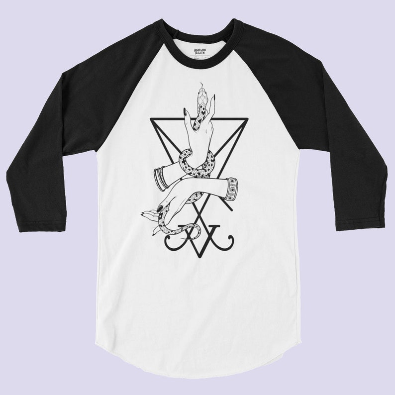 K&ouml;nnte beinhalten: Ein wei&szlig;-schwarzes Baseball-T-Shirt mit einer schwarz-wei&szlig;en Illustration einer Hand, die eine Schlange, ein Pentagramm und den Text "XV" h&auml;lt.