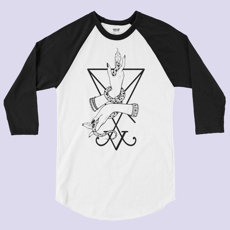 K&ouml;nnte beinhalten: Ein wei&szlig;-schwarzes Baseball-T-Shirt mit einer schwarz-wei&szlig;en Illustration einer Hand, die eine Schlange, ein Pentagramm und den Text "XV" h&auml;lt.