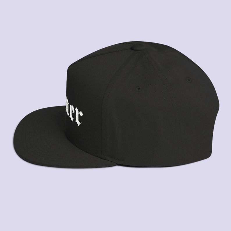Puede incluir: Gorra de b&eacute;isbol negra ajustada con el texto 'Sinner' bordado en blanco.