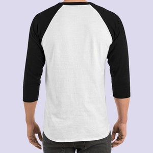 K&ouml;nnte beinhalten: Ein wei&szlig;es Baseball-Shirt mit schwarzen &Auml;rmeln. Das Shirt hat ein klassisches Baseball-Shirt-Design mit dreiviertel &Auml;rmeln.