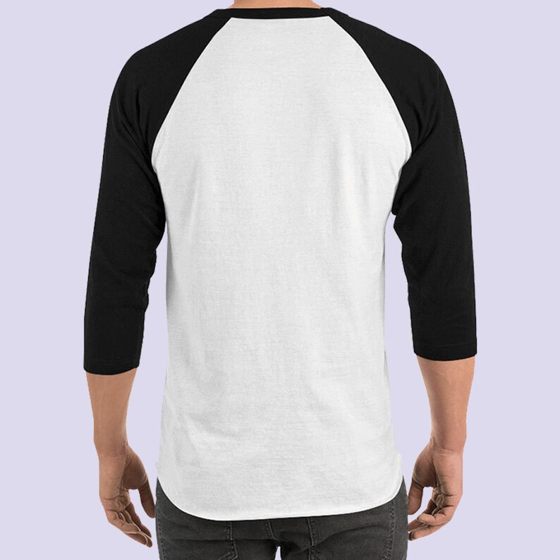 K&ouml;nnte beinhalten: Ein wei&szlig;es Baseball-Shirt mit schwarzen &Auml;rmeln. Das Shirt hat ein klassisches Raglan-Design.