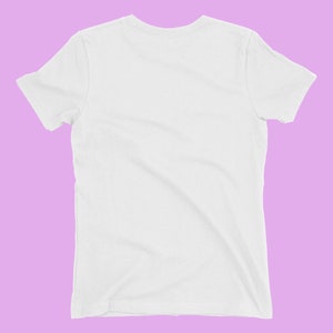 K&ouml;nnte beinhalten: Ein schlichtes wei&szlig;es T-Shirt mit kurzen &Auml;rmeln und einem Rundhalsausschnitt.