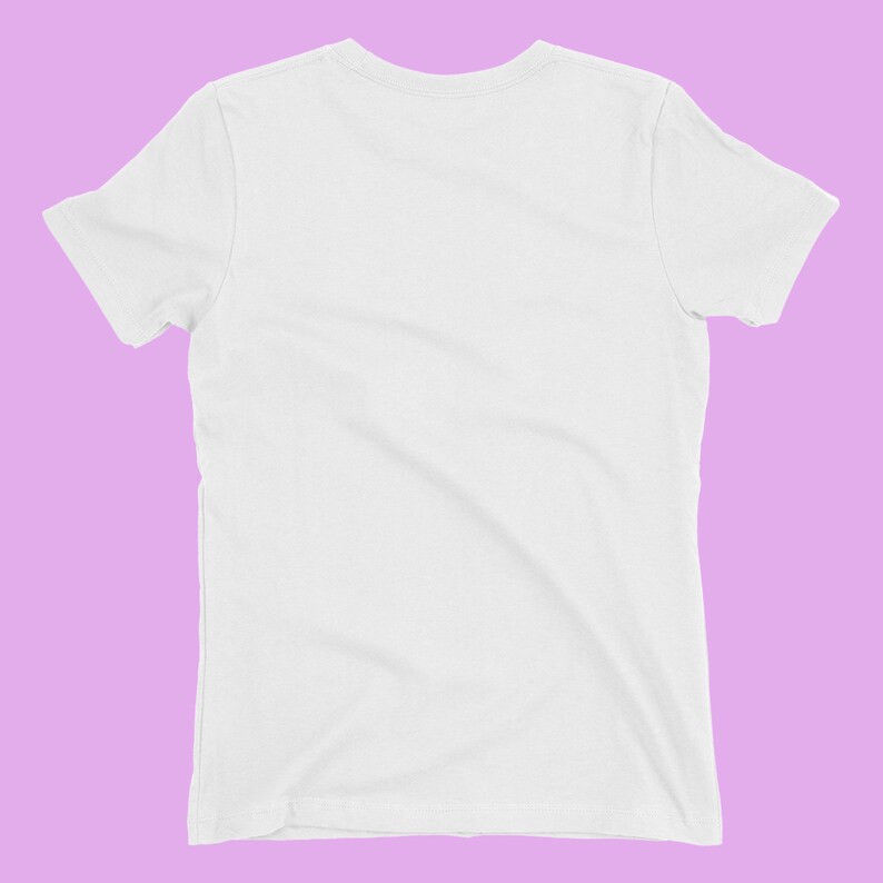 K&ouml;nnte beinhalten: Ein schlichtes wei&szlig;es T-Shirt mit kurzen &Auml;rmeln und einem Rundhalsausschnitt.