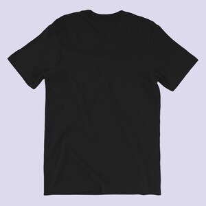 以下が含まれることがあります： 黒の半袖Tシャツ