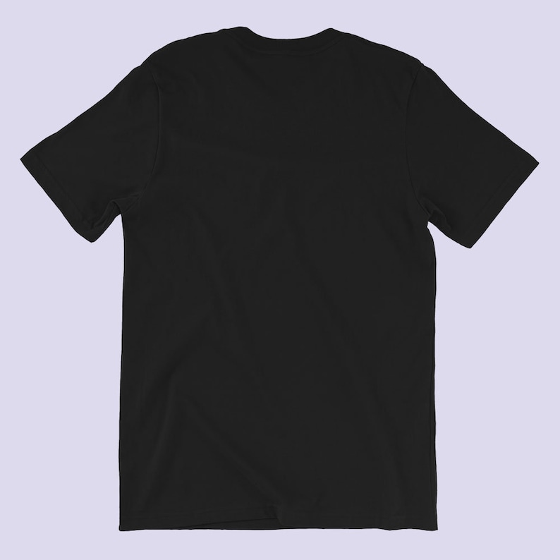 以下が含まれることがあります： 黒の半袖Tシャツ